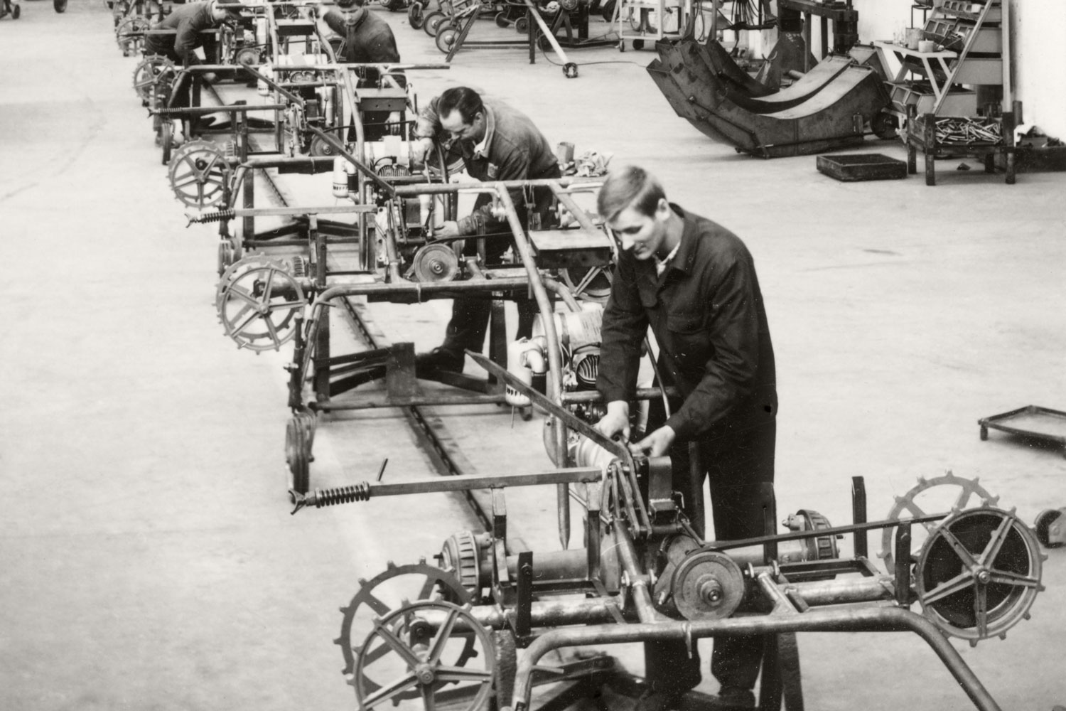 Un'immagine da vero e proprio vecchio manuale per quanto riguarda il montaggio industriale: produzione della cippatrice nel nuovo stabilimento II di PÖTTINGER.