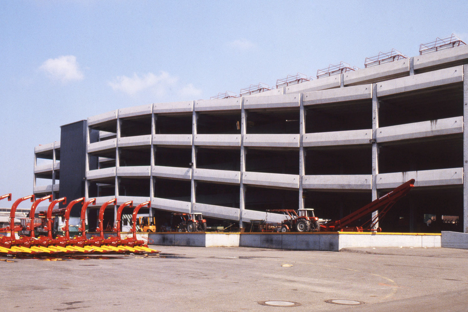Duża przestrzeń służąca również jako garaż: Uruchomiona w 1977 hala magazynowa.